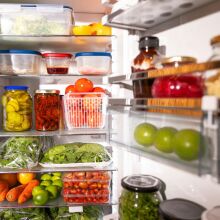 Μπορώ να φυλάξω το φαγητό, ζεστό, στο ψυγείο; 