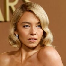 Η ηθοποιός Σίντνεϊ Σουίνι δηλώνει πως η σιωπή της για τη διαφήμιση American Eagle, που θεωρήθηκε ότι προωθεί λευκή υπεροχή, «μεγάλωσε το χάσμα» 