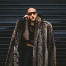 γυναικα φοραει γουνα