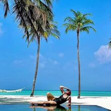 Η Κιμ Κατράλ σε honeymoon διάθεση: Μαύρο μαγιό, Μαλδίβες και ένας «ονειρικός» μήνας του μέλιτος