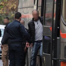 H προσαγωγή στη δίκη των δύο αστυνομικών που κατηγορούνται για κακοποίηση των παιδιών τους