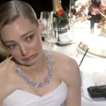 Η «γκριμάτσα» της Αμάντα Σέιφριντ στις Χρυσές Σφαίρες άναψε φωτιές