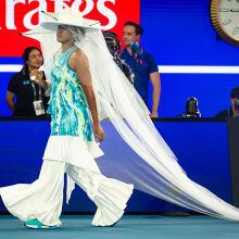 Η εντυπωσιακή είσοδος της Ναόμι Οσάκα στο Australian Open με outfit εμπνευσμένο από… μέδουσα