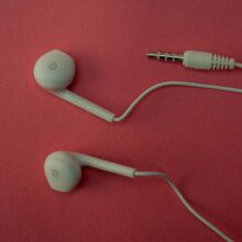 Γιατί τα ενσύρματα ακουστικά επιστρέφουν στη μόδα