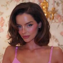 Μόρα Χίγκινς: Από παίκτρια του Love Island σε deal εκατομμυρίων με τη Victoria’s Secret