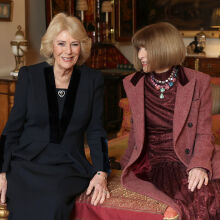 Λάμψη στο Λονδίνο: Η βασίλισσα Καμίλα και η Άννα Γουίντουρ ανοίγουν την Εβδομάδα Μόδας