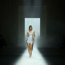 Αντικείμενο συζήτησης το περίεργο περπάτημα της Έμιλι Ραταϊκόφσκι στο show της Gucci