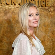 Κέιτ Μος: «Μη με αγγίζετε» φώναξε φτάνοντας στο σόου του Saint Laurent στο Παρίσι