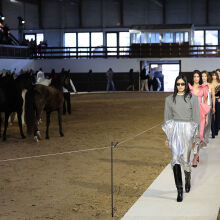 Η Στέλα ΜακΚάρτνεϊ έφερε… άλογα στην πασαρέλα στο Παρίσι