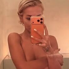 Η Ρίτα Όρα πόζαρε τόπλες και «έκαψε» τη Μελβούρνη 