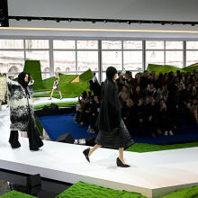 Ο Νικολά Γκεσκιέρ γύρισε τη Louis Vuitton σε ένα ορεινό fashion παραμύθι