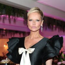 Αντριάνα Σκλεναρίκοβα: Αγνώριστη σε νέα εμφάνιση με κοντά μαλλιά και άσπρα φρύδια στο Παρίσι