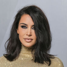 Η Κιμ Καρντάσιαν μετά βίας περπάτησε με το χρυσό Gucci look στο πάρτι των Όσκαρ του Vanity Fair