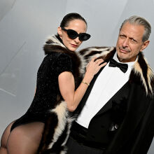 Η σύζυγος του Τζεφ Γκόλντμπλουμ τράβηξε όλα τα βλέμματα με τολμηρή εμφάνιση στο πάρτι των Όσκαρ