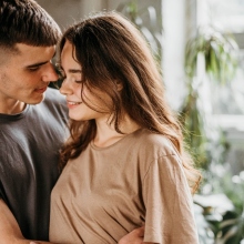 Lavender Marriage: Γιατί οι «γάμοι - βιτρίνα» γίνονται ξανά το καταφύγιο των νέων;