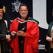 Ο Άρνολντ Σβαρτσενέγκερ έγινε διδάκτορας από το Πανεπιστήμιο του Όλστερ στο Μπέλφαστ