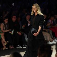 Έλ Μακφέρσον: Στα 62 της ποζάρει χωρίς φίλτρα και αποδομεί τον μύθο της «τέλειας» εικόνας