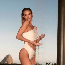 Η Ρόζι Χάντινγκτον Γουάιτλι λανσάρει μαγιό και το κάνει… προσωπική υπόθεση