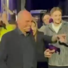 Ο Γιάνης Βαρουφάκης σε κλαμπ της Μόσχας χορεύει techno τραγούδι με το όνομα του 