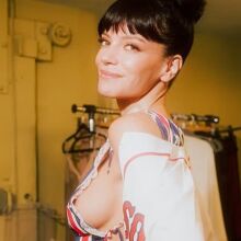 Λίλι Άλεν: Αποκαλυπτικές εμφανίσεις στα παρασκήνια της περιοδείας της στις ΗΠΑ