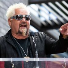 Ο Γκάι Φιέρι απαντά στις αντιδράσεις για τη συνάντηση με τους Τέιτ: «Δεν ήξερα ποιοι είναι»