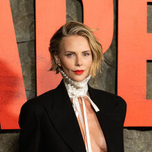 Σάρλιζ Θερόν: Τοπλες στο κόκκινο χαλί στην πρεμιέρα της ταινίας «Apex» στη Νέα Υόρκη