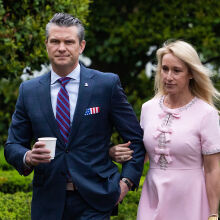 Το φόρεμα της συζύγου του Χεγκσεθ από fast fashion έκλεψε τα βλέμματα