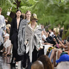 Dior: Εντυπωσιακή επίδειξη υψηλής ραπτικής στο Παρίσι μετά τον γάμο της Τέιλορ Σουίφτ με δημιουργία του Τζόναθαν Άντερσον