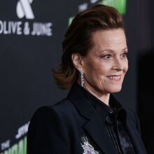 Σία ΛαΜπεφ: «Ο πατέρας μου φλέρταρε τη Σιγκούρνι Γουίβερ και εκείνη τον χαστούκισε»