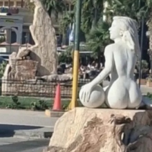 Αντιδράσεις για το άγαλμα με τη γυμνή γυναικεία μορφή στην προβλήτα του Λαυρίου