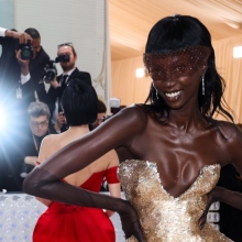 Η Anok Yai στο κόκκινο χαλί για το Met Gala 2023,στη Νέα Υόρκη
