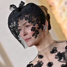 Χρυσές Σφαίρες 2024: Η Ρόζαμουντ Πάικ κάλυψε το πρόσωπό της με βέλο