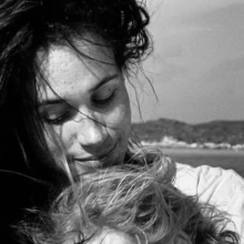 Η Μέγκαν μοιράστηκε μια ασπρόμαυρη φωτογραφία στην οποία κρατάει αγκαλιά την κόρη της