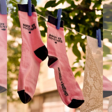 10 κάλτσες με ελληνικά μότο που ξεχωρίσαμε στην αγορά