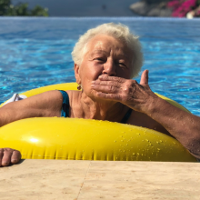  Όλοι μιλούν για το nonna-maxxing: Γιατί θέλουμε ξαφνικά να ζήσουμε σαν Ιταλίδες γιαγιάδες;