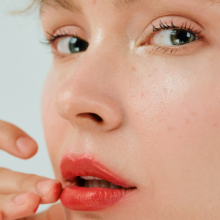 Popsicle Lips: Η πιο ζουμερή απόχρωση της φράουλας φτάνει στα χείλη