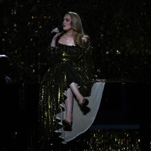 H Αντέλ διέκοψε συναυλία της για τον Μάθιου Πέρι - «Θα θυμάμαι αυτόν τον χαρακτήρα για όλη τη ζωή μου»