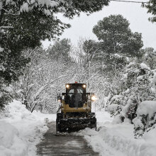 Σε κατάσταση ετοιμότητας θέτει ο Β. Κικίλιας τις εταιρείες μηχανημάτων έργου για ενδεχόμενο χιονιά