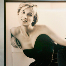 Ο φωτογράφος Mario Testino στην έκεθση «Diana, Princess Of Wales By Mario Testino»
