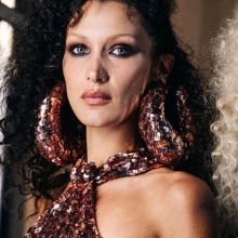 Φέτος την άνοιξη η μόδα συναντά τη ντίσκο και κάτι μαγικό συμβαίνει  