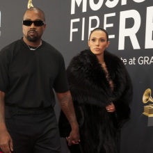 Ο Κάνιε Γουέστ και η Μπιάνκα Σενσόρι στο κόκκινο χαλί των Grammy