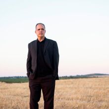 Ο συνθέτης Rodrigo Leao με τα χέρια στις τσέπες στέκεται στην εξοχή