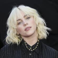 Η Μπίλι Άιλις topless για το νέο της άρωμα, στην πιο sexy καμπάνια που είδαμε πρόσφατα