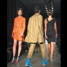 Φλούο καναρινί παπούτσια και διχτυωτά καλσόν με υπερμεγέθεις πέρλες...