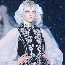 Φόρεμα με ελληνικά στοιχεία του Galliano (Φθιν.-Xειμ. 2009/2010)