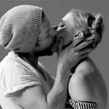 20 άγνωστοι φιλιούνται για πρώτη φορά