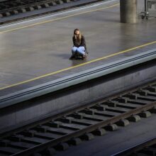 woman-train-platform-e1502185990476-1024x577.jpg