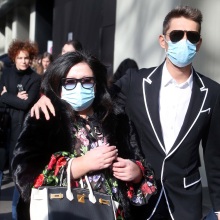 Άνδρας και γυναίκα με προστατευτικές μάσκες στην Εβδομάδα Μόδας του Μιλάνου