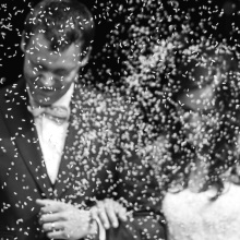 Ασπρόμαυρη φωτογραφία με ζευγάρι που παντρεύται και του πετάνε ρύζι