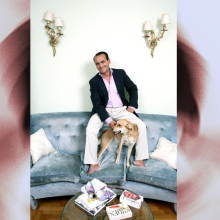 Ο σχεδιαστής Βασίλης Ζούλιας στο σπίτι του με το σκύλο του